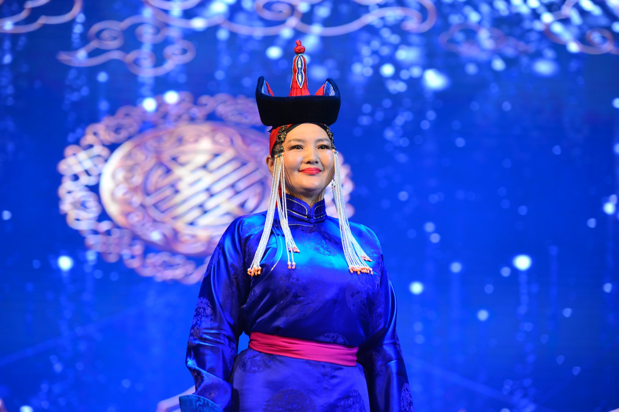 "Бүсгүй танаа" хошин урлаг, дуучдын нэгдсэн тоглолт 2 өдрийн турш ээжүүд, бүсгүйчүүдээ баярлууллаа. Жил бүрийн энэ л өдөр бидэнтэй хамт дуу хуур, ирээд хөөр цалгин баярладаг сайхан ээж, бүсгүйчүүддээ ЭРҮҮЛ ЭНХ-АЗ ЖАРГАЛ хүсэн ерөөе.